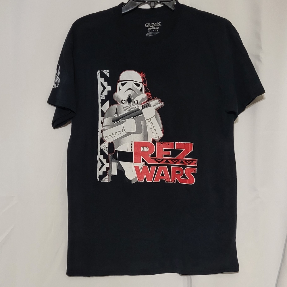 Gildan "Rez Wars" James Junes Black Short Sleeve Graphic T-Shirt Size Medium GUC - Picture 4 of 7